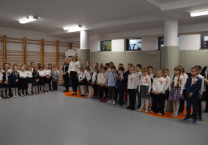 Grupa uczniów w czasie festiwalu piesni patriotycznych