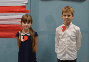 Grupa uczniów w czasie festiwalu piesni patriotycznych