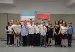 Grupa uczniów w czasie festiwalu piesni patriotycznych