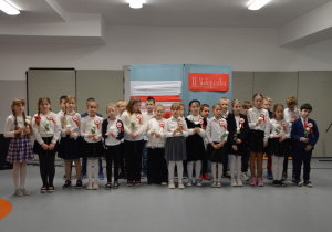 Grupa uczniów w czasie festiwalu piesni patriotycznych