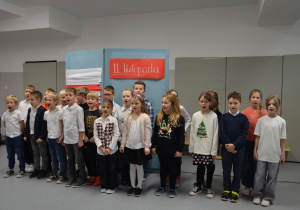 Grupa uczniów w czasie festiwalu piesni patriotycznych