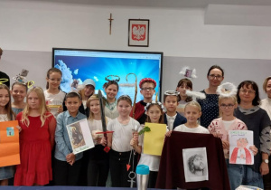 Zdjęcie grupowe uczniów i nauczycieli
