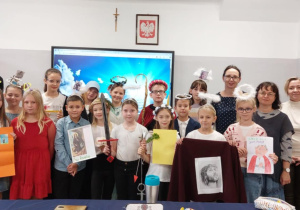 Zdjęcie grupowe uczniów i nauczycieli