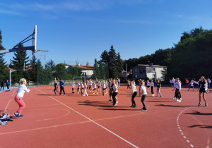 Uczniowie ćwiczący na boisku