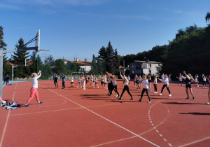 Uczniowie ćwiczący na boisku