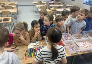Dzieci w czasie prac warsztatowych