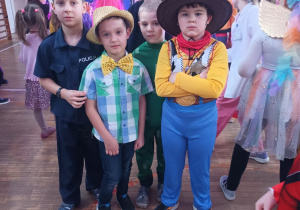 Dzieci w przebraniach w czasie zabawy karnawałowej