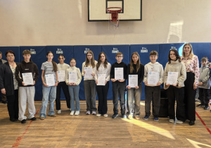 Zdjęcie grupowe nauczycieli i uczniów z nagrodami