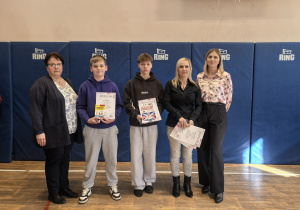 Zdjęcie grupowe nauczycieli i uczniów z nagrodami