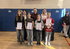 Zdjęcie grupowe nauczycieli i uczniów z nagrodami