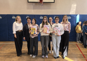 Zdjęcie grupowe nauczycieli i uczniów z nagrodami