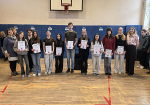 Zdjęcie grupowe nauczycieli i uczniów z nagrodami