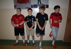 Grupa uczniów w klapach ze skarpetkami.