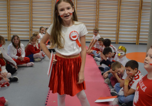 Uczniowie prezentujący się w strojach patriotycznych