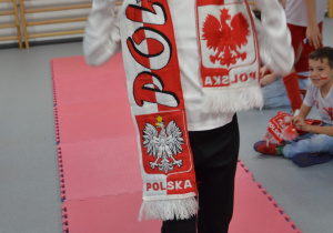 Uczniowie prezentujący się w strojach patriotycznych