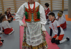 Uczniowie prezentujący się w strojach patriotycznych