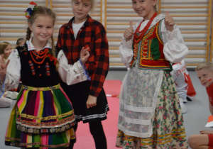 Uczniowie prezentujący się w strojach patriotycznych