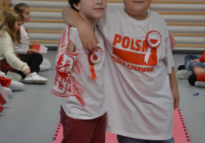 Uczniowie prezentujący się w strojach patriotycznych