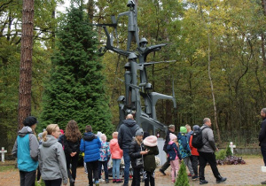 Uczestnicy rajdu spacerujący w lesie