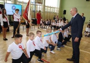 Uczniowie w czasie pasowania
