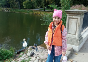 Uczennica na tle stawu