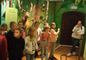 Uczniowie w muzeum