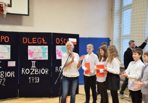 Uczniowie występujący podczas apelu