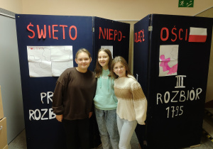 Uczennice, które wykonały dekoracje na tle swojego dzieła