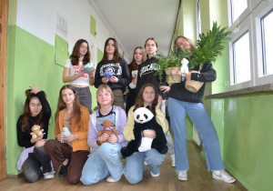 Uczniowie z pluszowymi maskotkami.