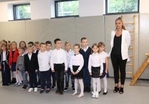 Uczniowie i nauczyciel na sali gimnastycznej