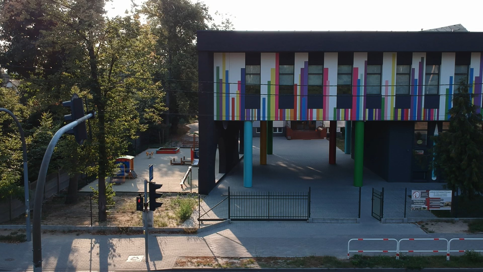 Nowy budynek szkoły. Widok od strony ulicy Tuszyńskiej.