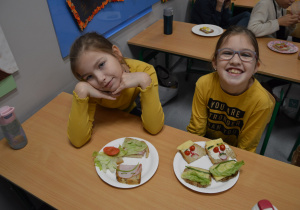 Uczniowie przygotowujący kanapki