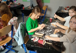 Uczniowie pracujący w czasie warszratów ceramicznych