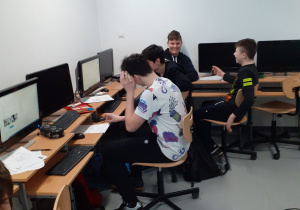 Uczniowie przy komputerach.