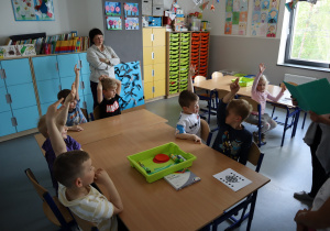 Dzieci w czasie zajeć z nauczycielami