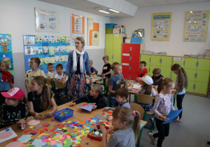 Dzieci w czasie zajeć z nauczycielami