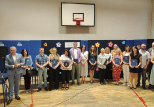 Zdjęcie grupowe uczniów i nauczycieli