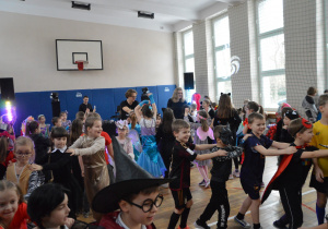 Dzieci tańczące na sali gimnastycznej