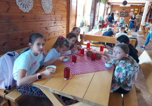 Dzieci w restaracji jedzący obiad