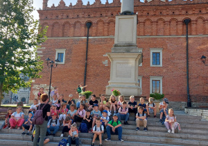 Grupa uczniów i nauczycieli na rynku w Sandomierzu