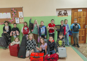 Uczniowie z nietypowymi plecakami