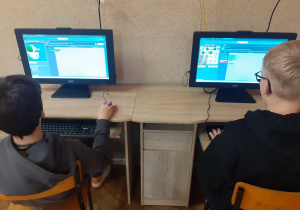 Uczniowie pracujący z komputerem