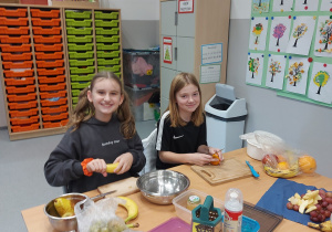 Uczniowie przygotowujący surówki i sałatki