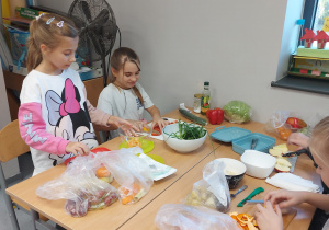 Uczniowie przygotowujący surówki i sałatki