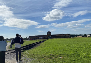 Uczniowie zwiedzający obóz Auschwitz
