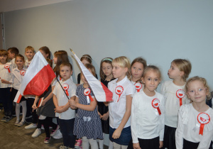 Grupa uczniów śpiewając Hymn Polski
