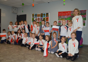 Grupa uczniów śpiewając Hymn Polski