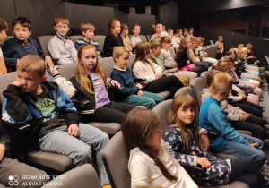 Uczniowie w teatrze