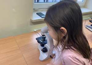 Dziecko z mikroskopem
