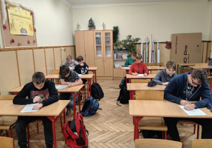 Uczniowie w czasie pisania testu
